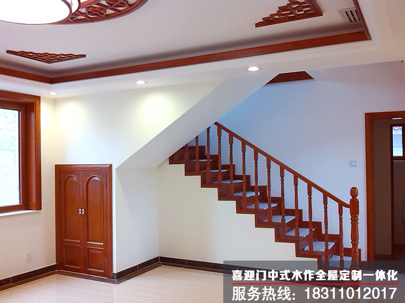 別墅一層中式木制樓梯空間的安裝效果