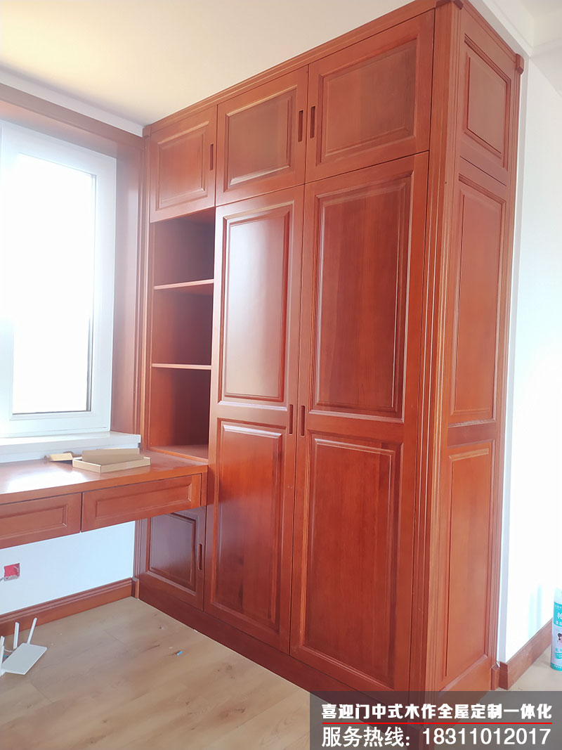 中式別墅臥室書桌以及實木衣柜的整體安裝